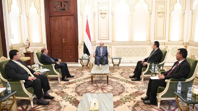الرئيس هادي يعقد اجتماعا استثنائيا بنائبه ورئيس حكومته في ظل ضغوط دولية مكثفة