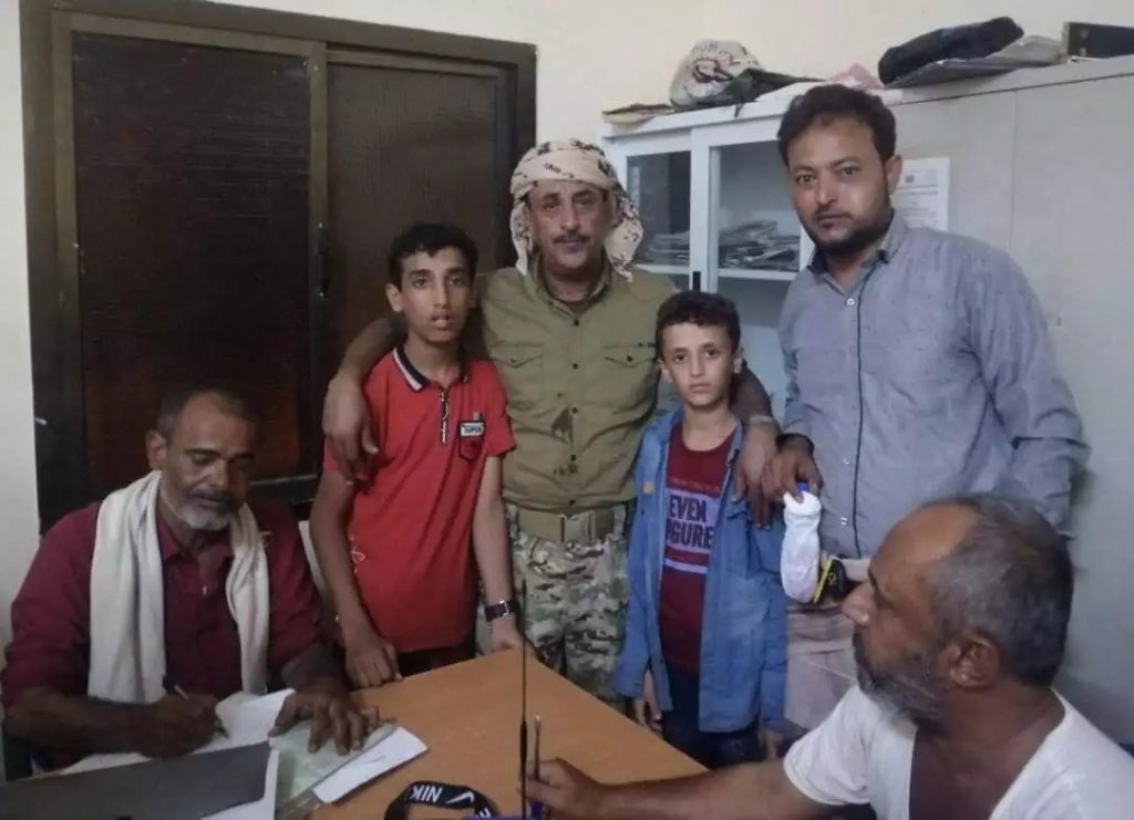 مواطنون يعثرون على طفلين عقب اختفائهما لعدة أيام في العاصمة المؤقتة عدن”صورة”