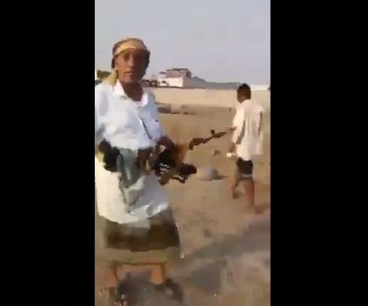 عدن: قوات أمنية  تعتدي على أحد أبناء حضرموت وتستولي على أرضيته (فيديو)