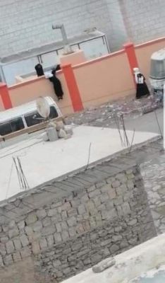 لاول مرة في اليمن .. بالصورة طالبات يتسلقن الاسوار للهروب من المدرسة !