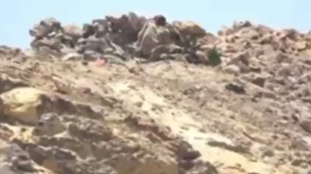 بالفيديو.. سقوط قذيفة حوثية على اثنين من أبطال الجيش والمعجزة الإلهية تتدخل في اللحظات الأخيرة