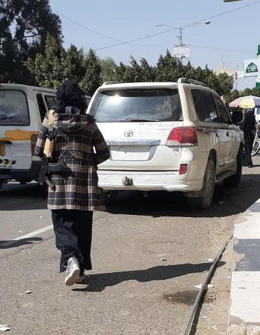 بالصورة.. ابنة قيادي حوثي تتجول في شوارع صنعاء بسلاحها وسيارة من افخم طراز
