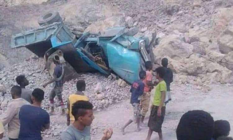 مقتل 12 شخصا بانهيار جبل في عدن “صورة”