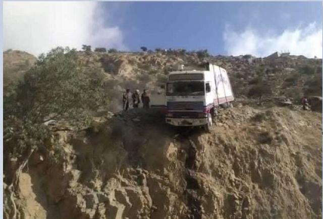بالصور .. اليمن نجاة سائق وشاحنته بأعجوبة من قمة جبل شاهق