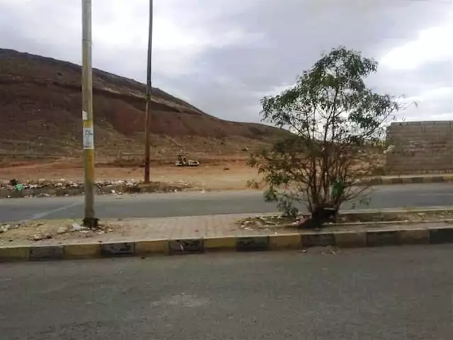 قيمتها مليارات الريالات.. قيادي حوثي يستولي على أكبر أرضية في صنعاء .. !