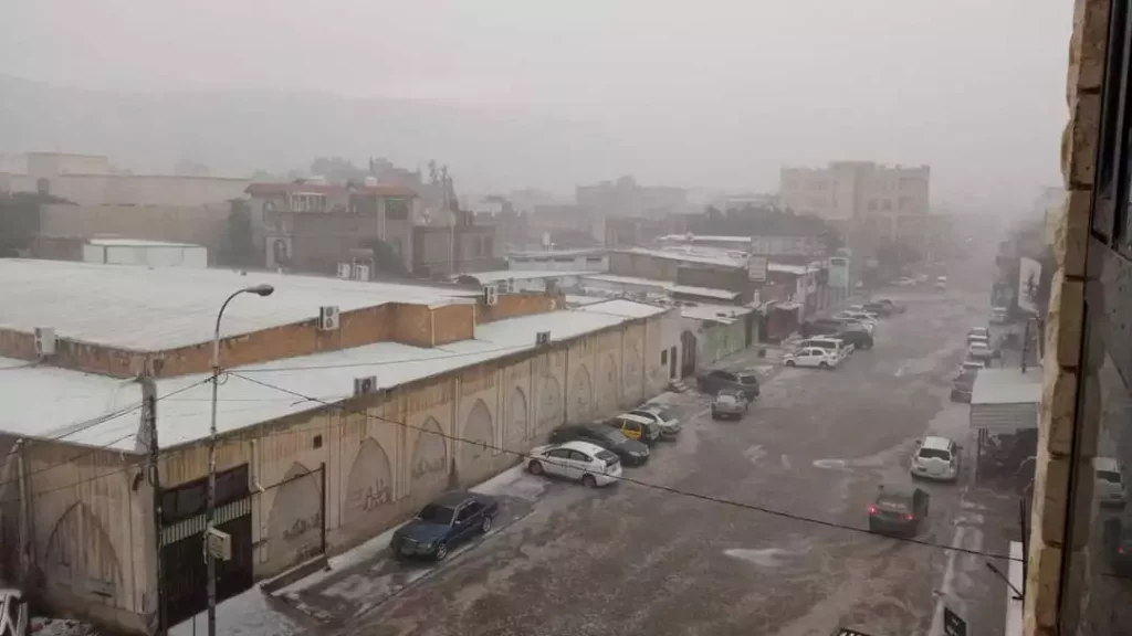 صنعاء .. امطار غزيرة تملى سائلة صنعاء وتجرف عدد من السيارات “صور”