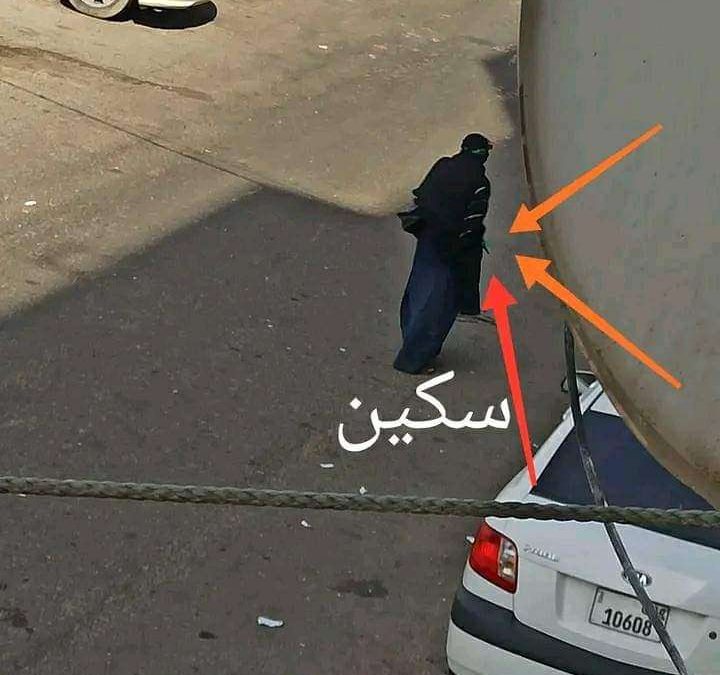 امرأة غربية الاطوار تتجول في شورع مدينة عدن وترعب المارة “صورة “