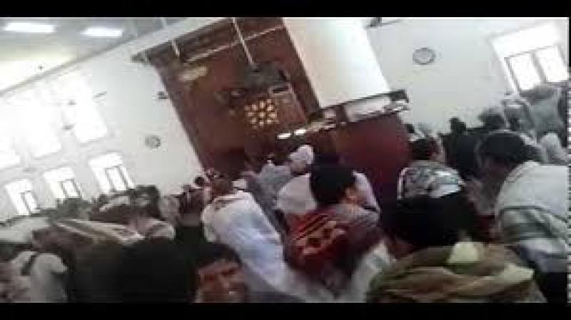 بالفيديو ..بعد ان تطاول على  الصحابة .. مصلون ينزول خطيب حوثي من على المنبر  بالقوة في احد مساجد صنعاء