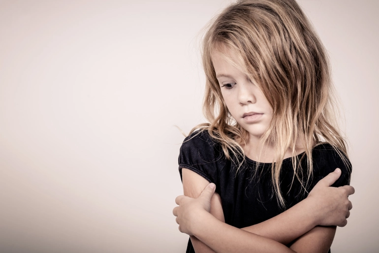أسباب الخجل عند طفلك وكيف يمكنك مساعدته؟