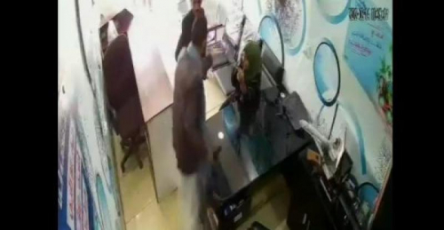 بالفيديو .. حوثيون يعتدون على فتاة يمنية داخل مقر عملها ومصادرة هاتفها..!