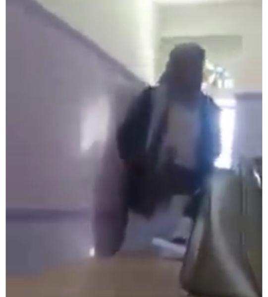 بالفيديو .. مشرف حوثي  يقتحم مدرسة ويختطف استاذه  من داخل مدرستها بالقوة