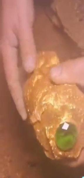 بالفيديو.. مواطنون يمنيون يعثرون على كنز من الذهب يحرسه ثعبان ..!