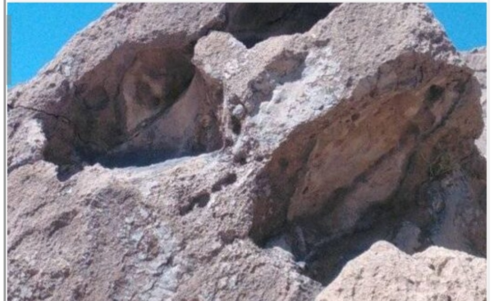 بالصورة ..صخرة عملاقة في احد جبال اليمن تثير حيرة المواطنين… وخبراء هذه كنوز مدفونة في قبر ملك