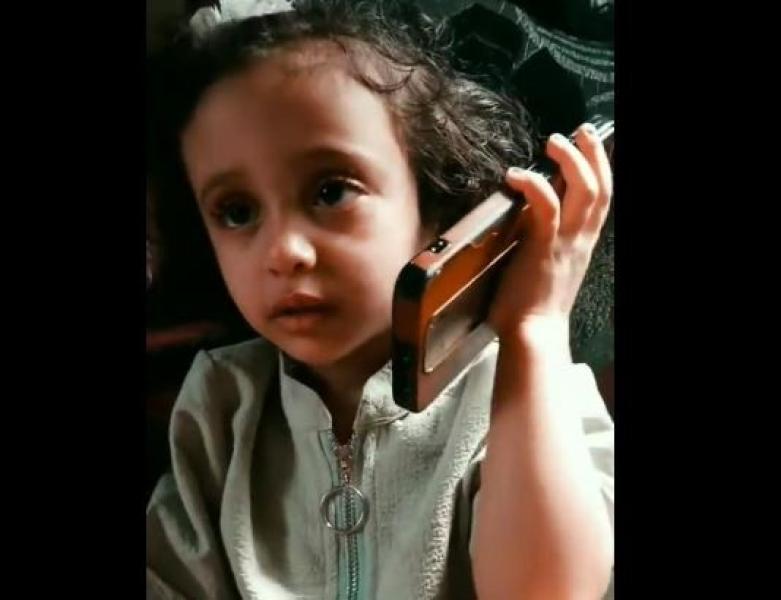 بالفيديو.. طفلة يمنية تتصل باكية بأخيها للمجئ لقتل القطة التي اكلت عصافيرها بمسدسه..!