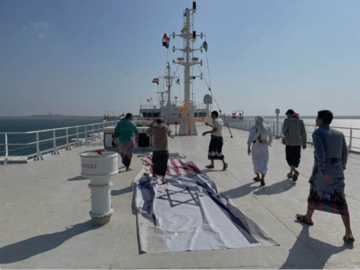 قناة وصحيفة اسرائليتين يعربان عن غضبهم مما يحدث على ظهر السفينة الإسرائيلية جلاكسي في اليمن ” فيديو”
